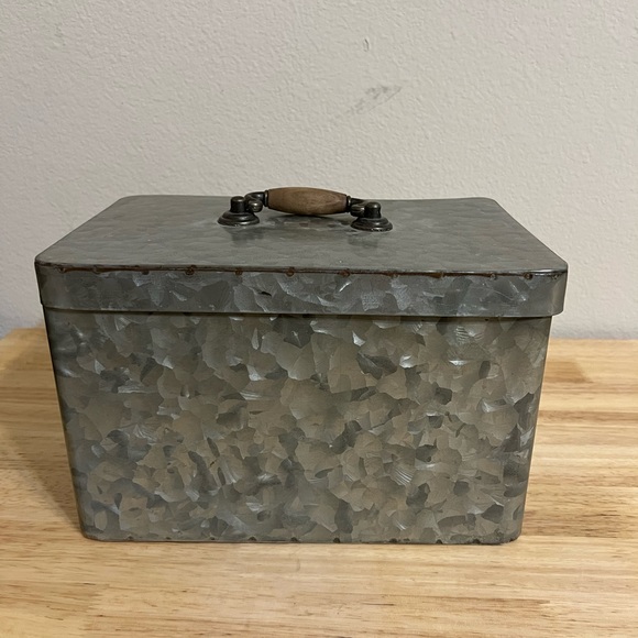 Galvanized metal storage box - Picture 1 of 1